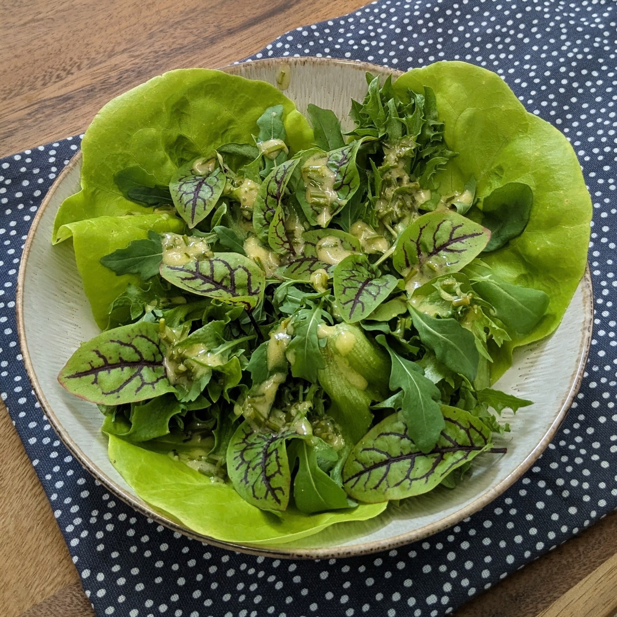 Pirteä vihersalaatti ja ruohosipuli-vinaigrette